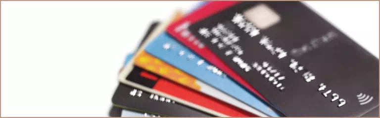karty płatnicze w różnych kolorach